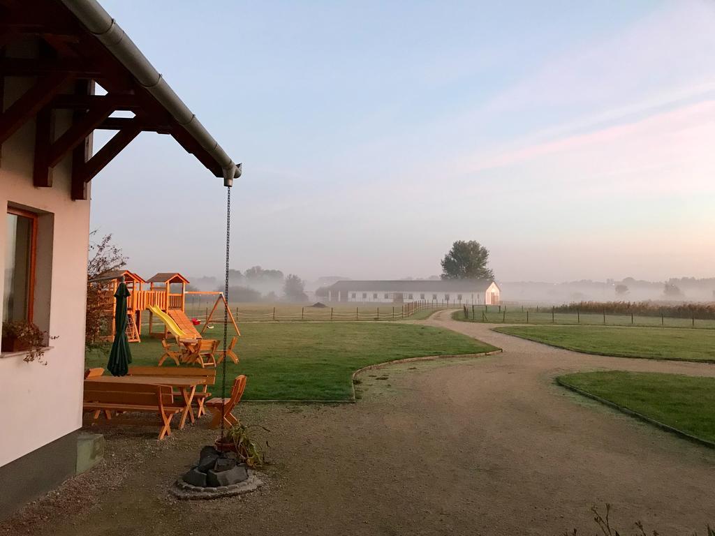 Nagybajcsi Lovaspark Es Otthon Vendeghaz Bagian luar foto