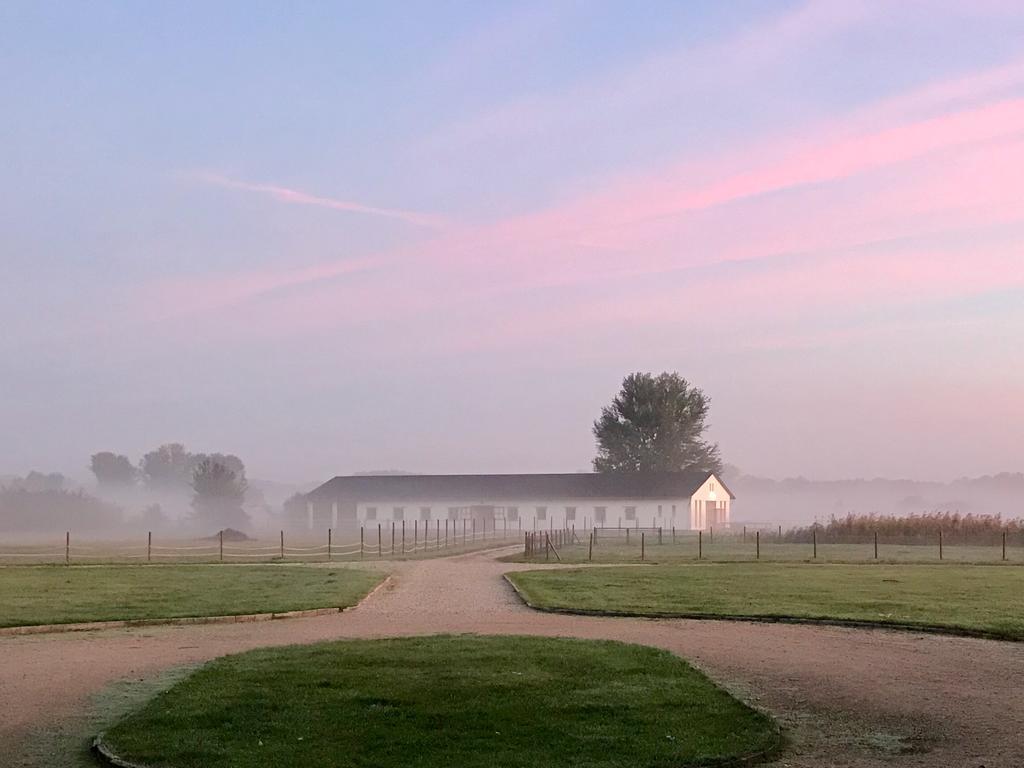 Nagybajcsi Lovaspark Es Otthon Vendeghaz Bagian luar foto