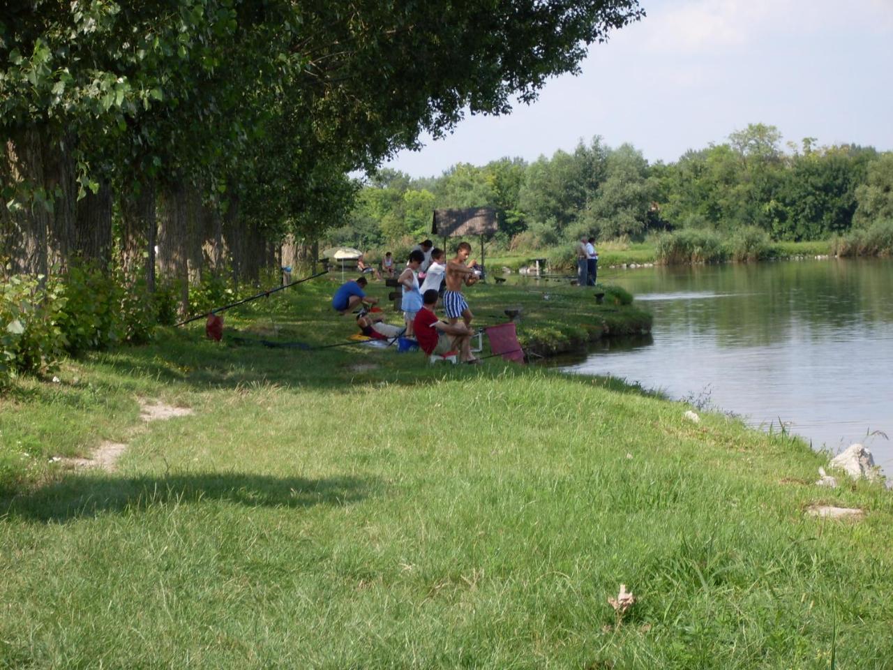 Nagybajcsi Lovaspark Es Otthon Vendeghaz Bagian luar foto